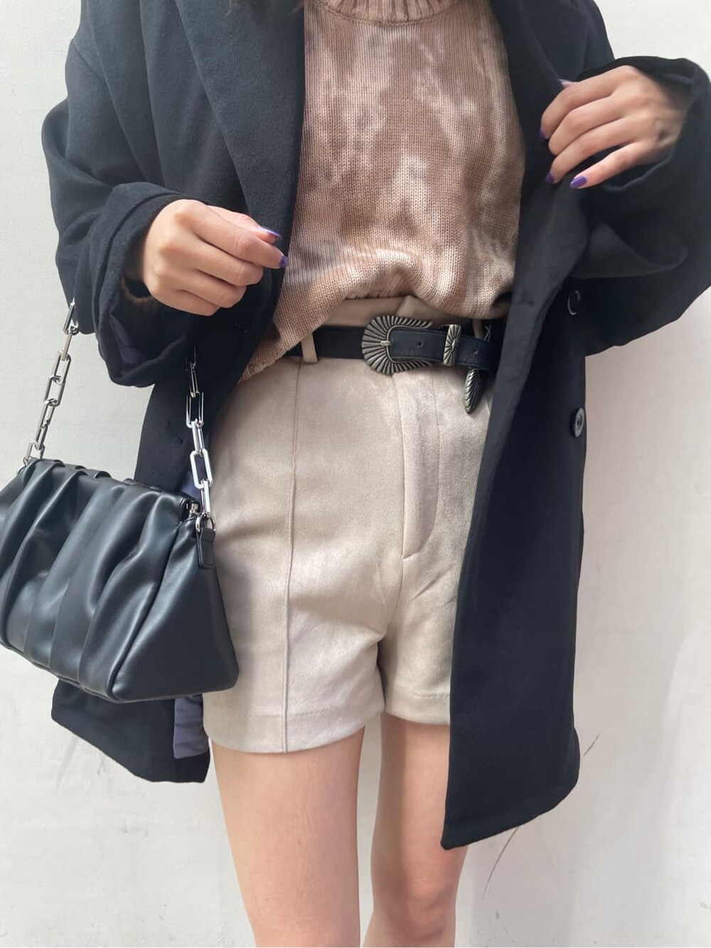 ブラック系のその他アウター、ブラック系のショルダーバッグ、ベージュ系のニット/セーターを着用したレディースの冬コーディネートの7枚目の写真