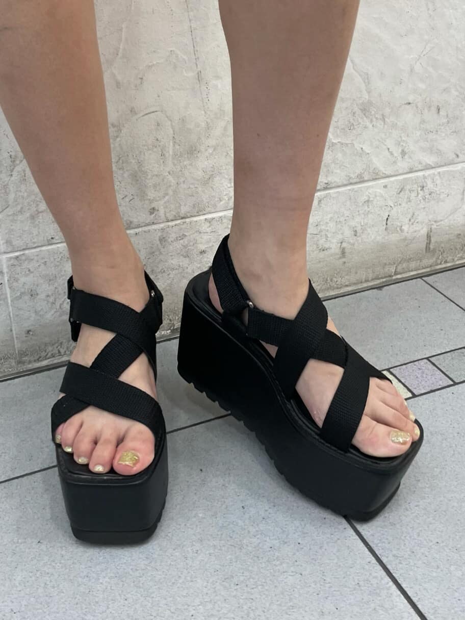 ブラック系のサンダル、ホワイト系のスカート、グレー系のTシャツ/カットソーを着用したレディースの夏コーディネートの7枚目の写真