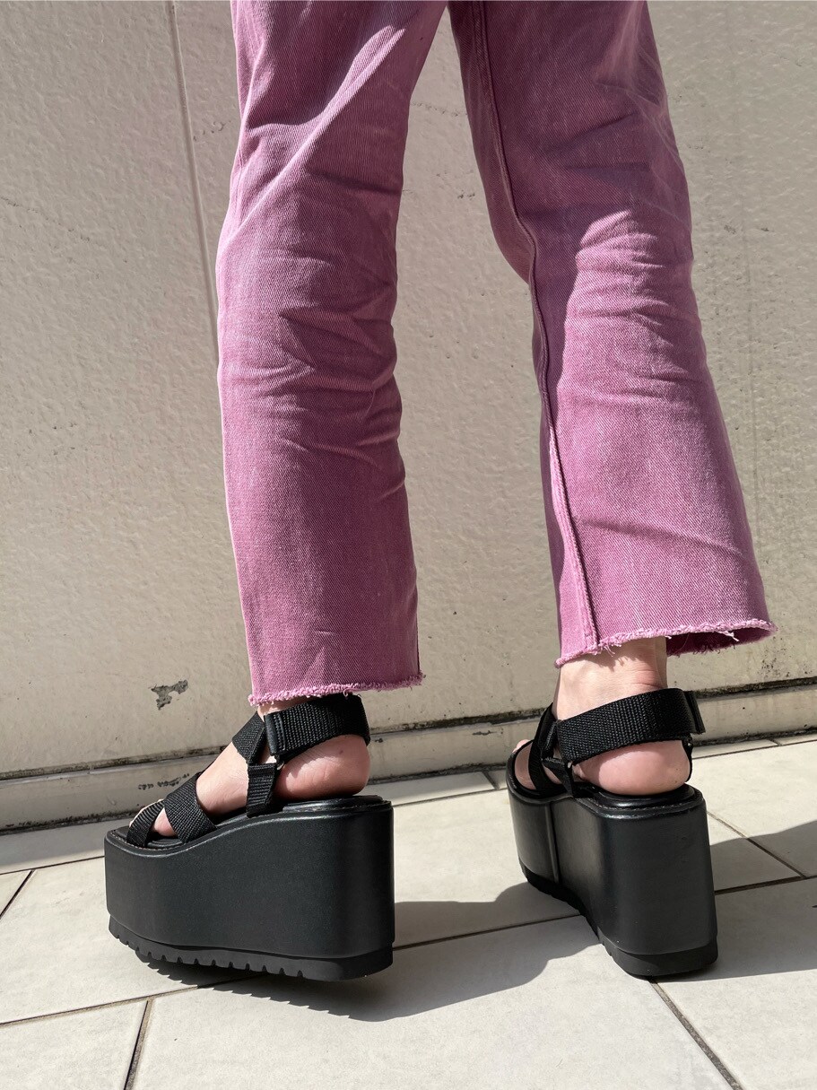 ブラック系のサンダル、パープル系のデニムパンツ、ブラック系のTシャツ/カットソーを着用したレディースの春コーディネートの5枚目の写真