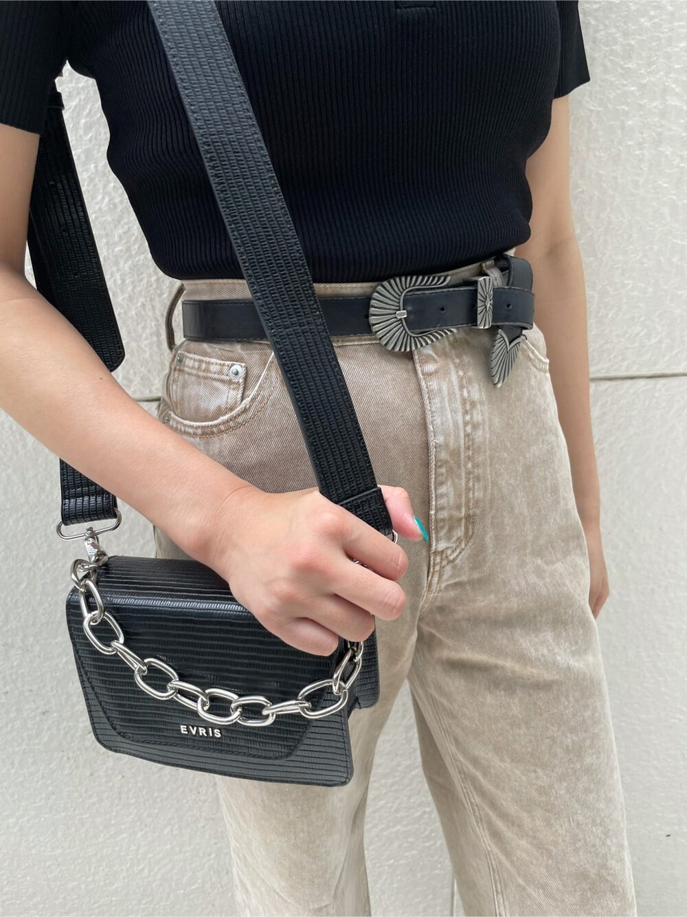 ブラック系のサンダル、ベージュ系のデニムパンツ、ブラック系のニット/セーターを着用したレディースの夏コーディネートの7枚目の写真