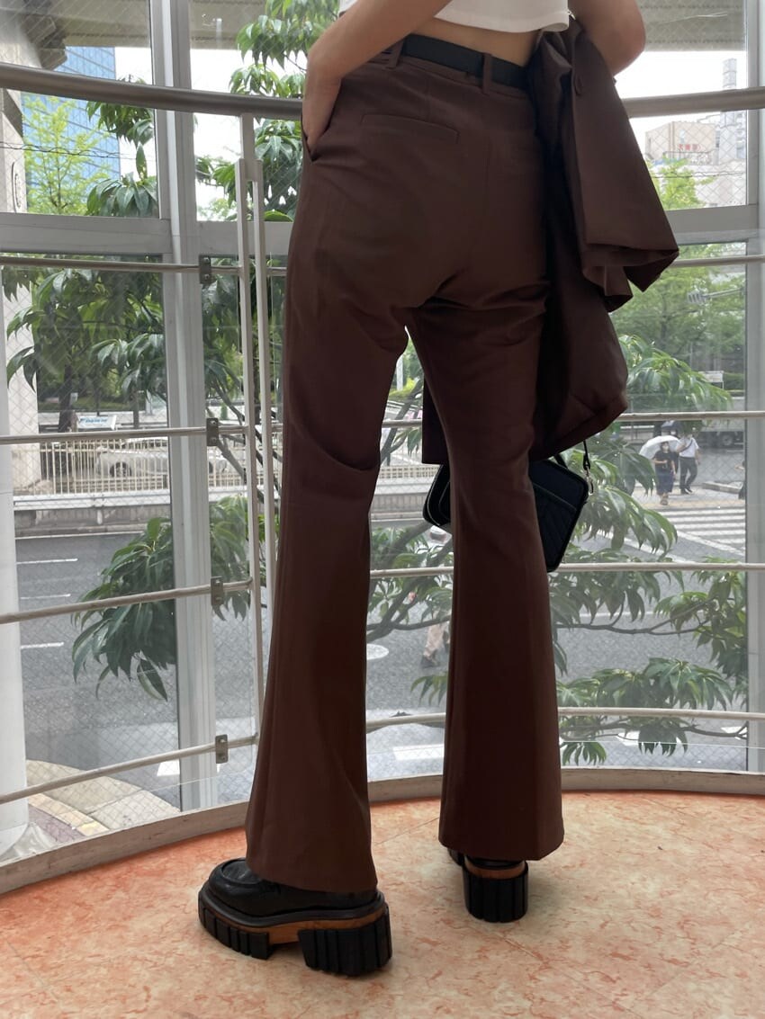 ブラック系のローファー、ブラック系のハンドバッグ、ホワイト系のTシャツ/カットソーを着用したレディースの夏コーディネートの7枚目の写真