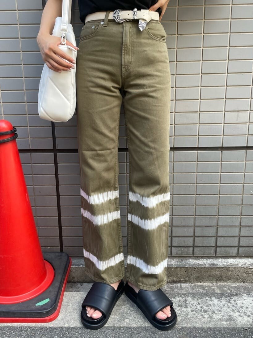 ブラック系のTシャツ/カットソー、ベージュ系のデニムパンツ、ホワイト系のベルトを着用したレディースの夏コーディネートの7枚目の写真