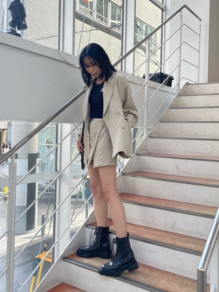 ブラック系のブーツ、ブラック系のショルダーバッグ、ブラック系のTシャツ/カットソーを着用したレディースの春コーディネートの6枚目の写真