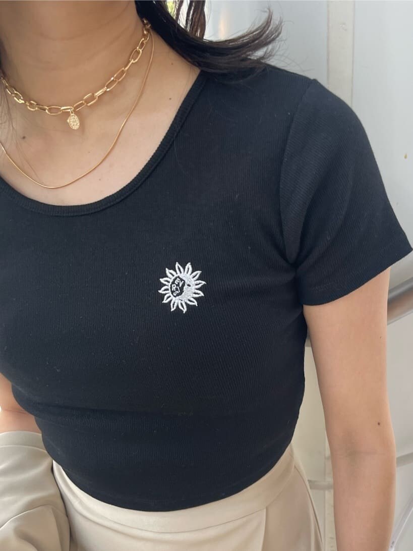 ブラック系のブーツ、ブラック系のショルダーバッグ、ブラック系のTシャツ/カットソーを着用したレディースの春コーディネートの4枚目の写真