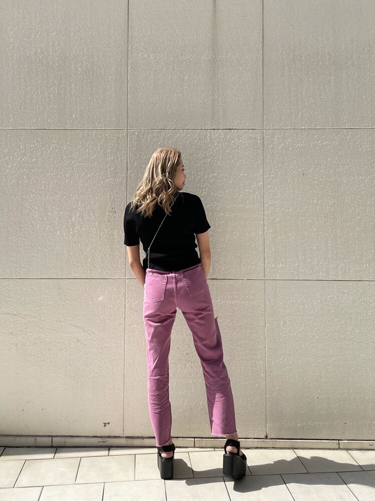 ブラック系のサンダル、パープル系のデニムパンツ、ブラック系のTシャツ/カットソーを着用したレディースの春コーディネートの4枚目の写真