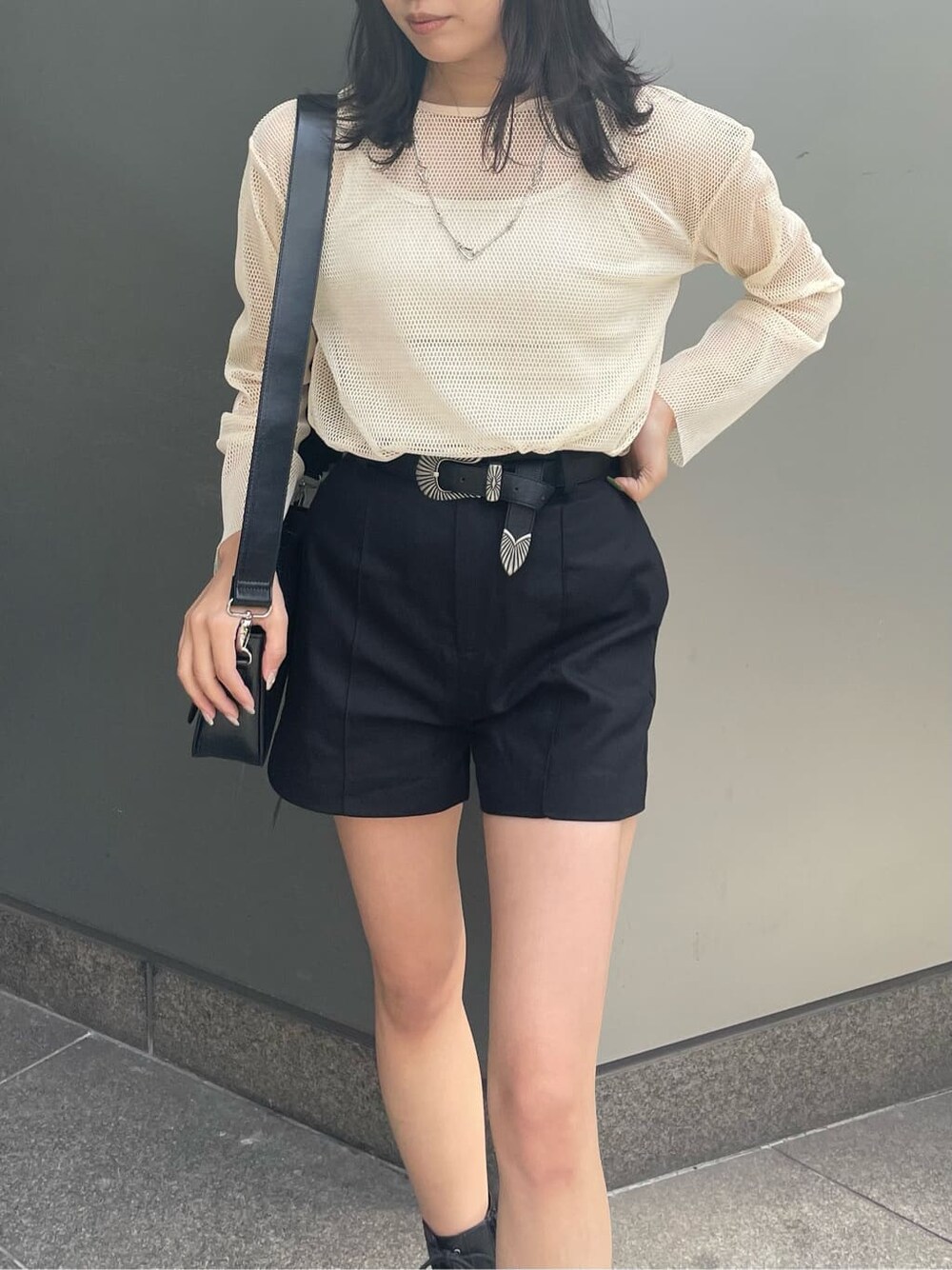 ブラック系のブーツ、ブラック系のその他パンツ、ホワイト系のTシャツ/カットソーを着用したレディースの春コーディネートの4枚目の写真