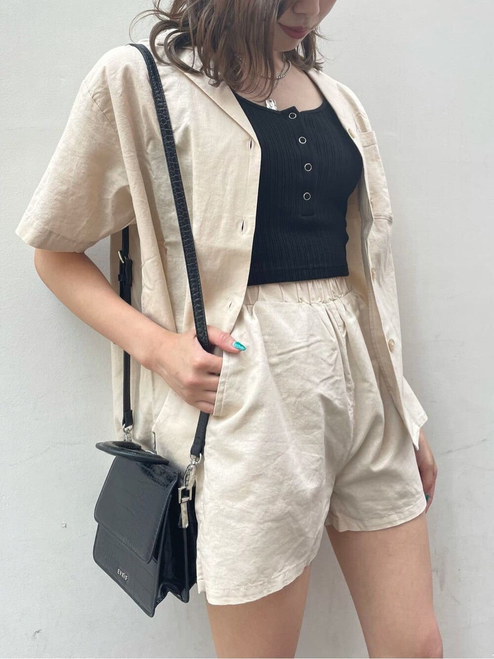 ブラック系のサンダル、ホワイト系のその他パンツ、ホワイト系のシャツ/ブラウスを着用したレディースの秋コーディネートの6枚目の写真