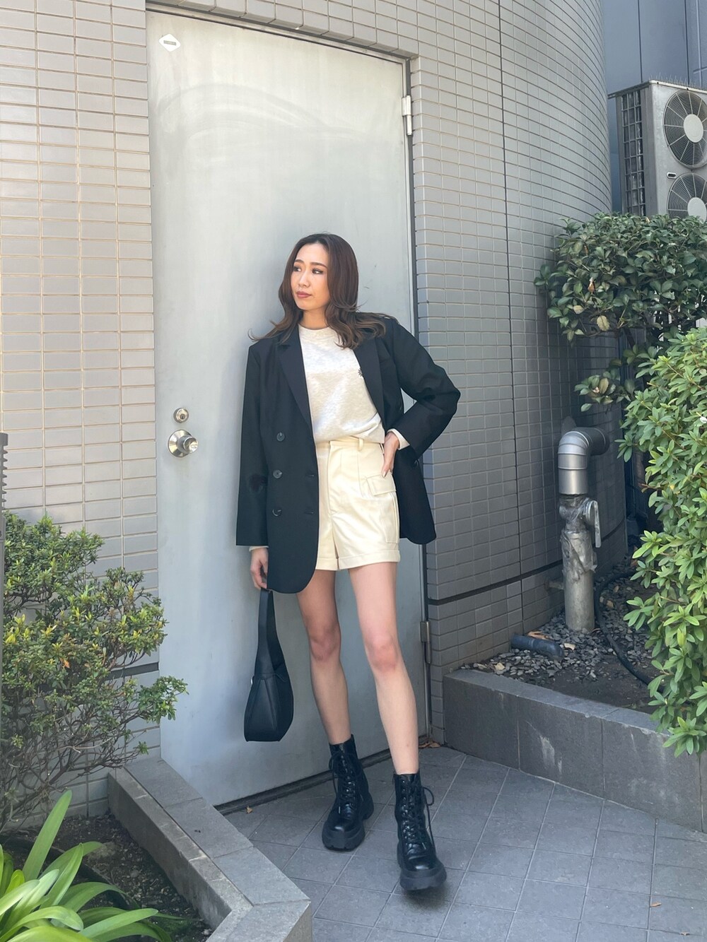 ブラック系のテーラードジャケット、グレー系のスウェット、ホワイト系のその他パンツを着用したレディースの冬コーディネートの2枚目の写真