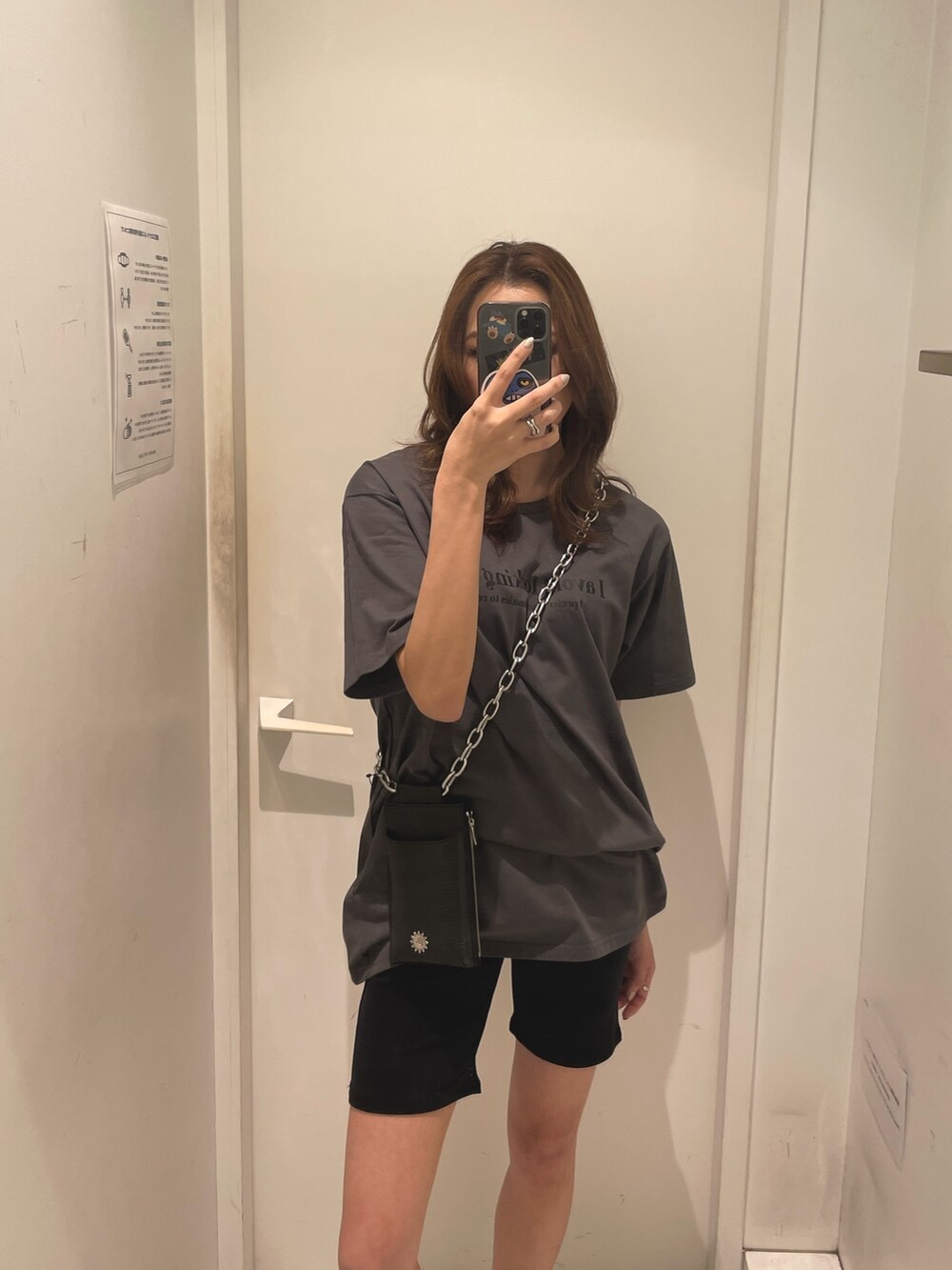 ブラック系のTシャツ/カットソー、ブラック系のショルダーバッグ、ブラック系のその他パンツを着用したレディースの春コーディネートの4枚目の写真