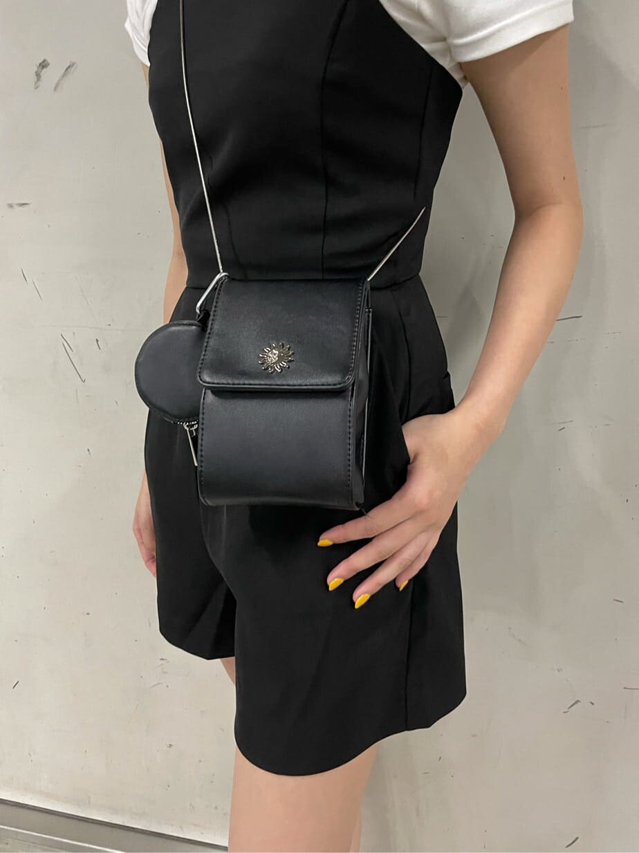 ブラック系のつなぎ/オールインワン、ブラック系のサンダル、ホワイト系のTシャツ/カットソーを着用したレディースの夏コーディネートの4枚目の写真