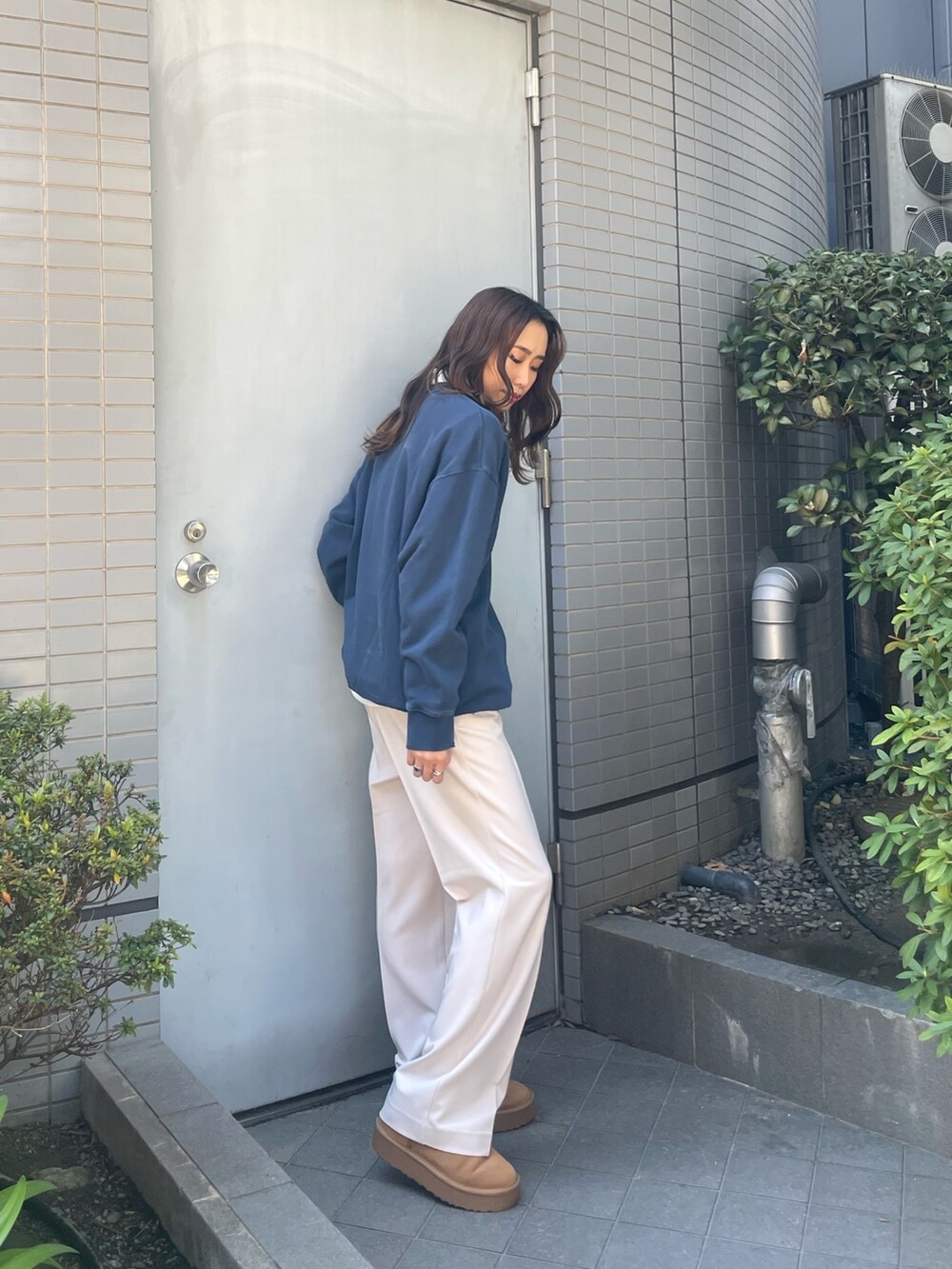 ブルー系のスウェット、ホワイト系のシャツ/ブラウス、ホワイト系のその他パンツを着用したレディースの冬コーディネートの4枚目の写真