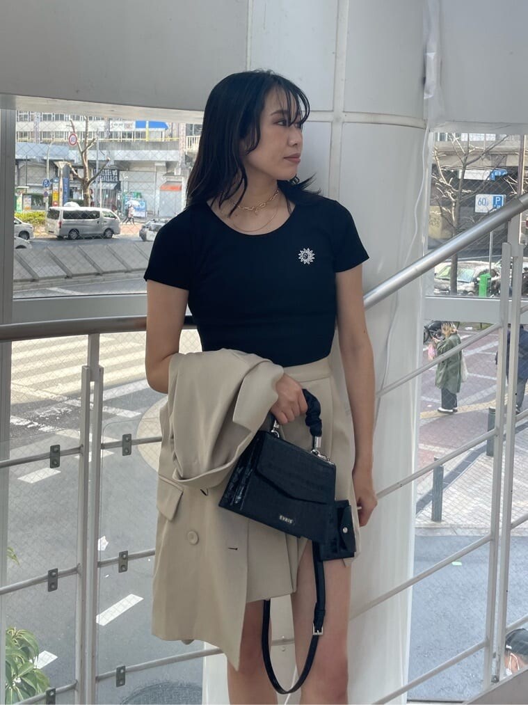 ブラック系のブーツ、ブラック系のショルダーバッグ、ブラック系のTシャツ/カットソーを着用したレディースの春コーディネートの3枚目の写真