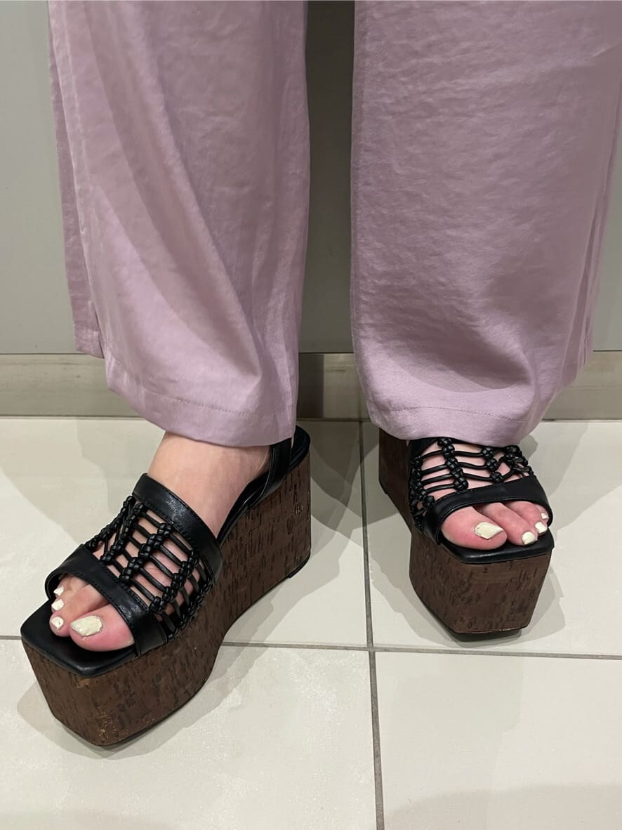 パープル系のシャツ/ブラウス、ブラック系のサンダル、パープル系のその他パンツを着用したレディースの夏コーディネートの7枚目の写真