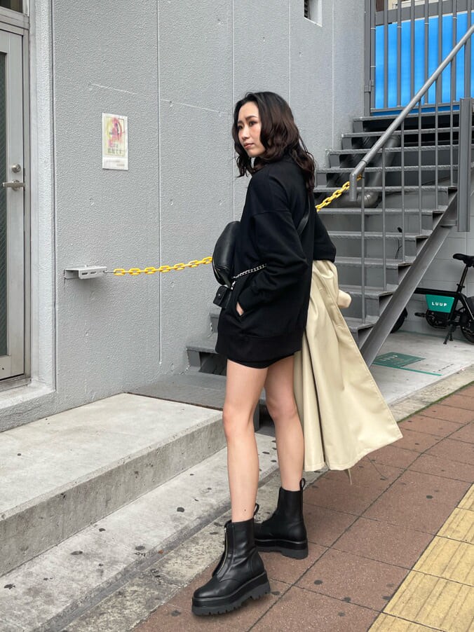 ブラック系のボディバッグ/ウエストポーチ、ブラック系のTシャツ/カットソー、ブラック系のブーツを着用したレディースの冬コーディネートの4枚目の写真