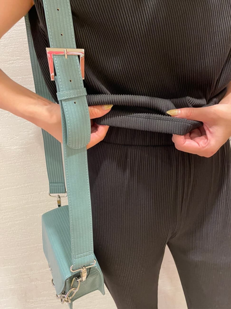 ブラック系のサンダル、ブラック系のスラックス、ブラック系のTシャツ/カットソーを着用したレディースの夏コーディネートの6枚目の写真