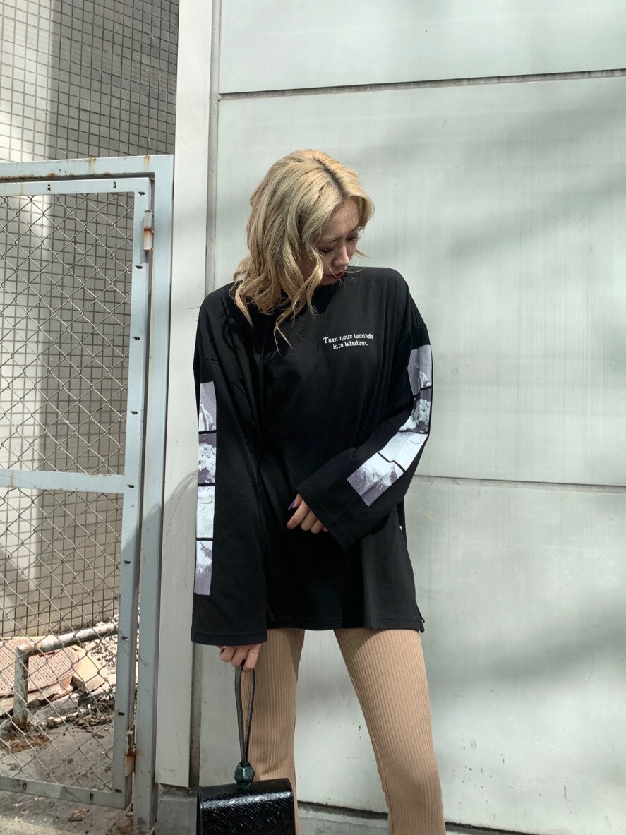 ブラック系のハンドバッグ、ベージュ系のレギンス/スパッツを着用したレディースの秋コーディネートの2枚目の写真