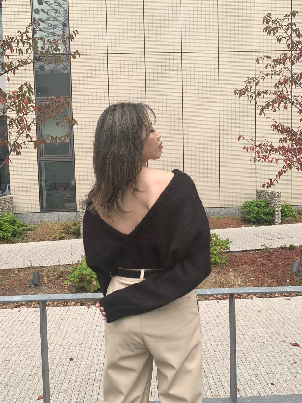 ブラック系のニット/セーター、ホワイト系のその他パンツ、ブラック系のベルトを着用したレディースの秋コーディネートの4枚目の写真