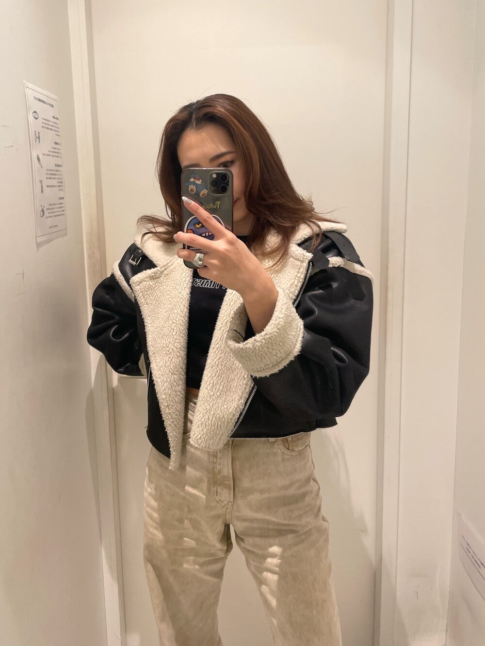 ブラック系のブーツ、ブラック系のブルゾン、ブラック系のTシャツ/カットソーを着用したレディースの冬コーディネートの2枚目の写真