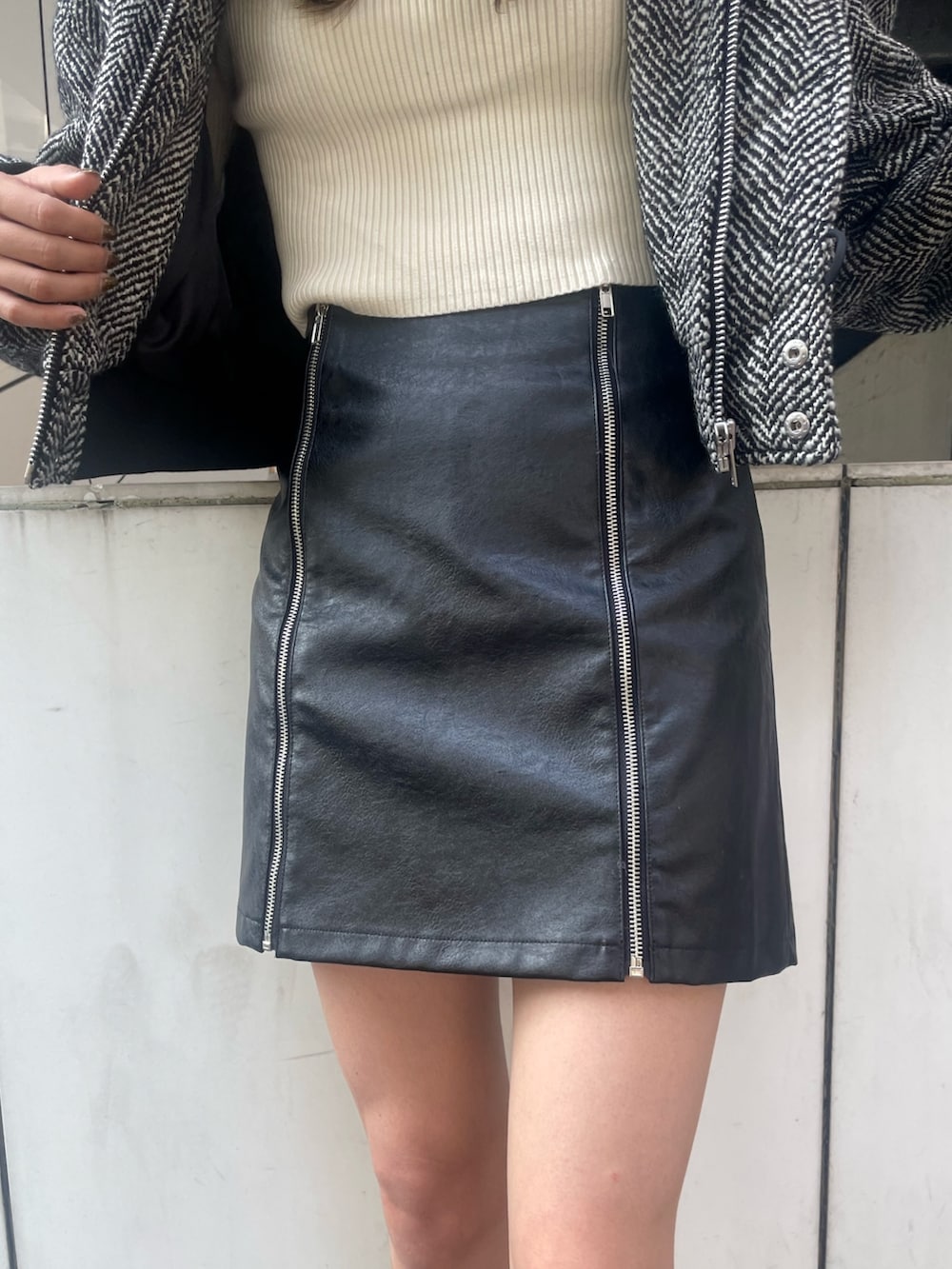 ブラック系のショルダーバッグ、ブラック系のブーツ、ブラック系のスカートを着用したレディースの秋コーディネートの6枚目の写真