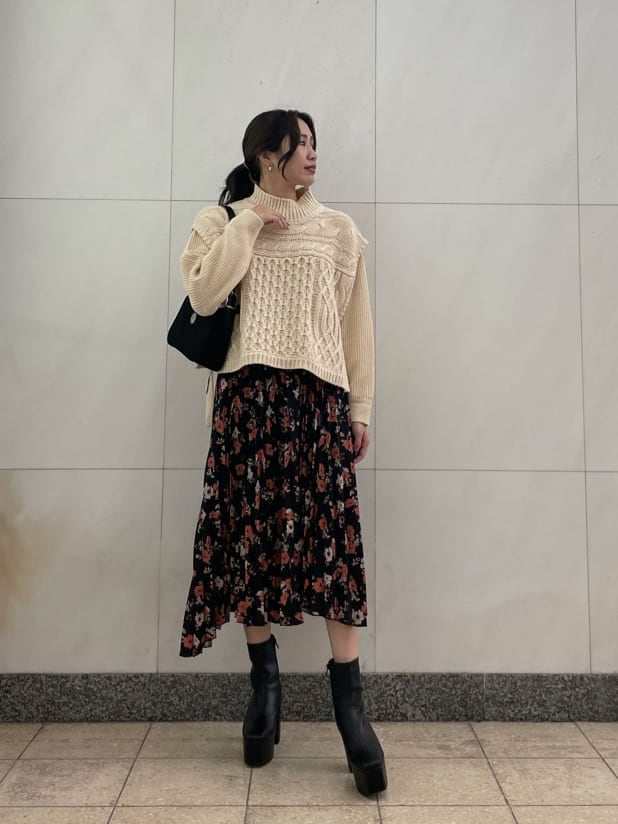 ブラック系のショルダーバッグ、ホワイト系のニット/セーター、ブラック系のスカートを着用したレディースの秋コーディネートの2枚目の写真