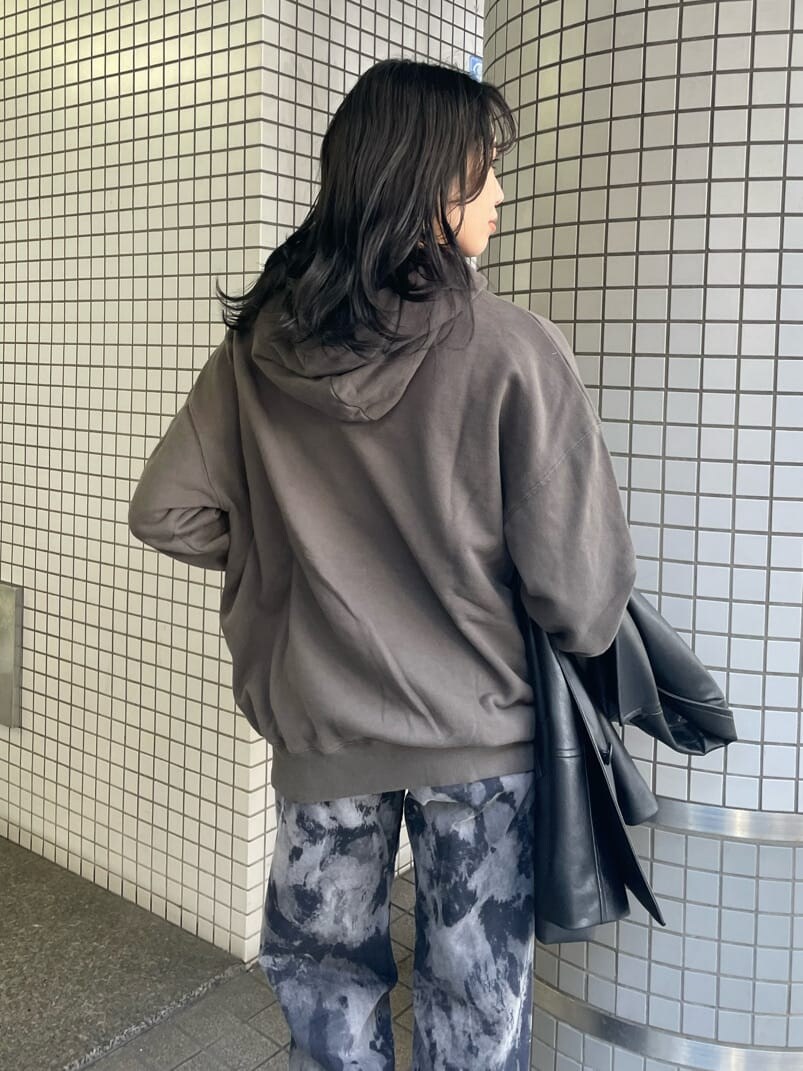 ブラック系のテーラードジャケット、ベージュ系のブーツ、ブラック系のデニムパンツを着用したレディースの春コーディネートの7枚目の写真