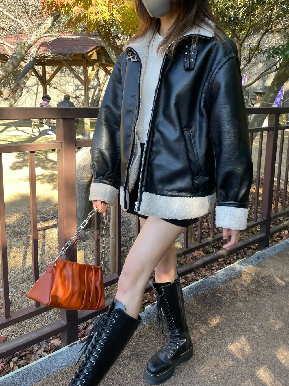 ブラック系のブルゾン、ブラック系のその他パンツを着用したレディースの冬コーディネートの2枚目の写真