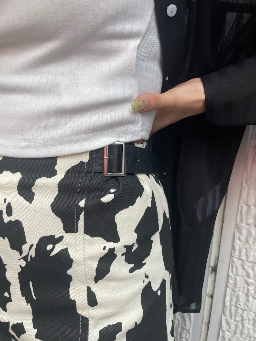 ブラック系のブーツ、ブラック系のシャツ/ブラウス、ブラック系のショルダーバッグを着用したレディースの夏コーディネートの8枚目の写真