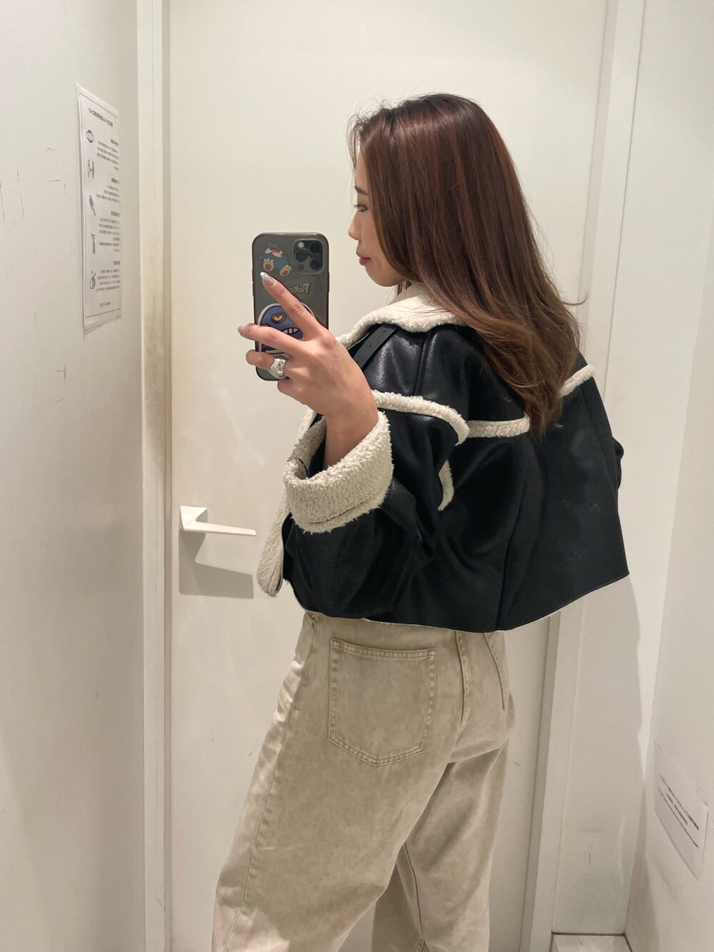 ブラック系のブーツ、ブラック系のブルゾン、ブラック系のTシャツ/カットソーを着用したレディースの冬コーディネートの3枚目の写真