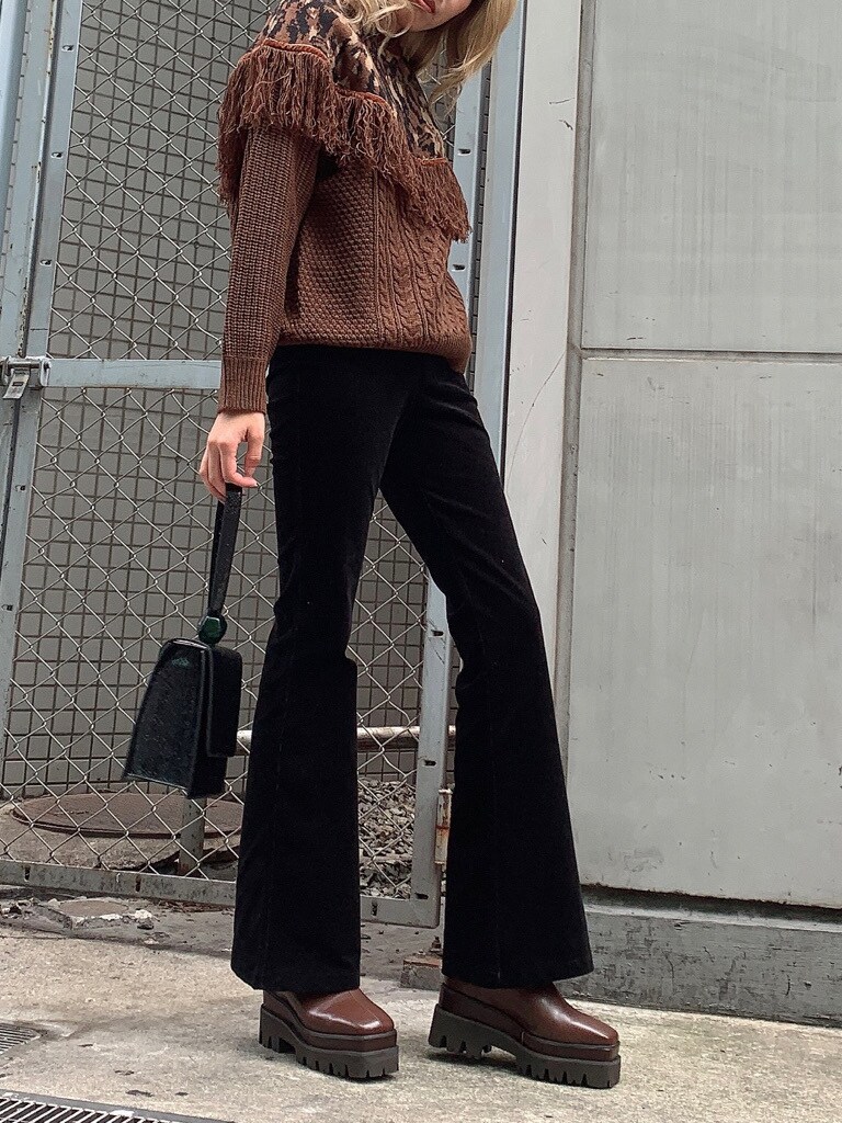 ブラウン系のブーツ、ブラウン系のニット/セーター、ブラック系のその他パンツを着用したレディースの秋コーディネートの4枚目の写真