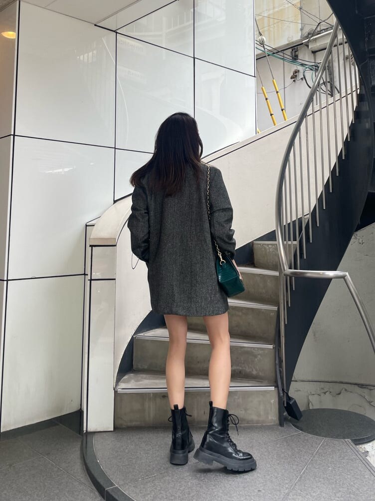 ブラック系のブーツ、ブラック系のテーラードジャケット、ブラック系のその他パンツを着用したレディースの秋コーディネートの2枚目の写真