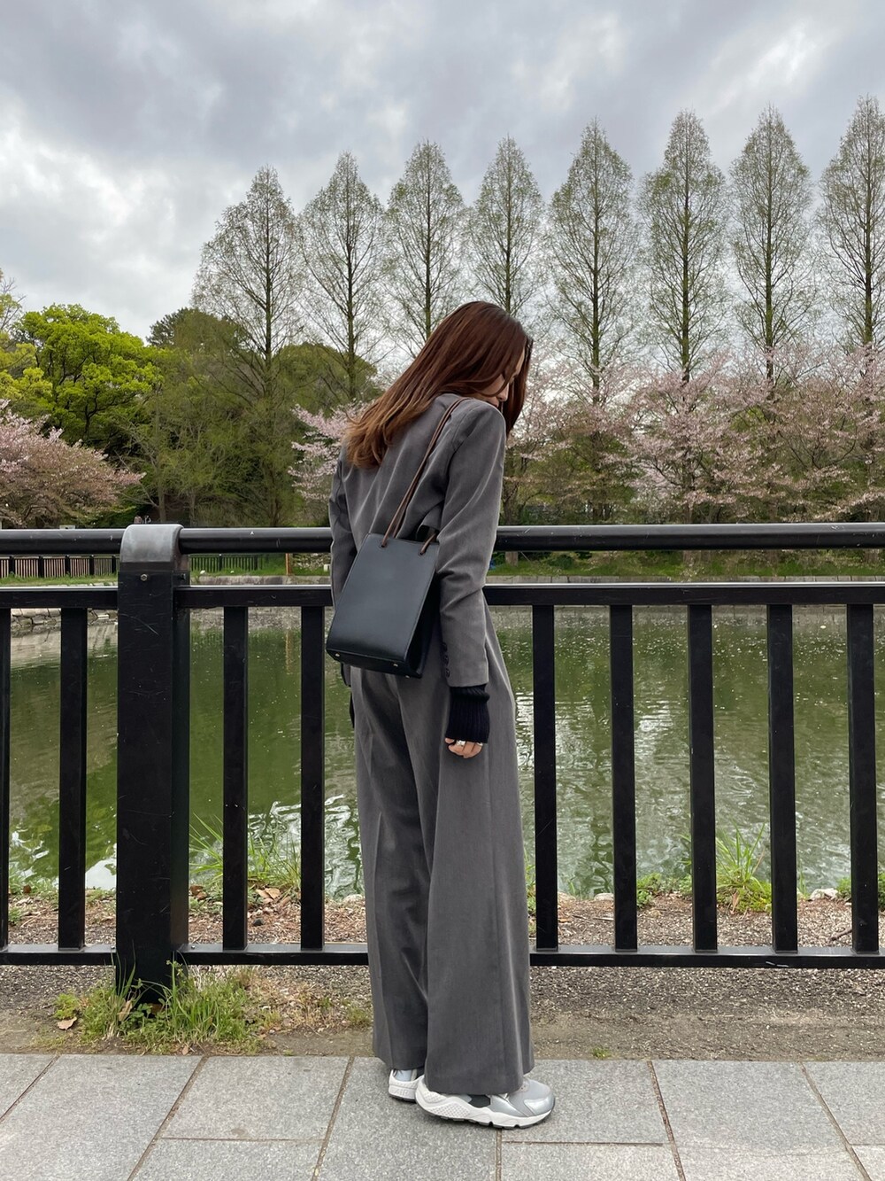 グレー系のテーラードジャケット、ホワイト系のTシャツ/カットソー、グレー系のその他パンツを着用したレディースの春コーディネートの2枚目の写真