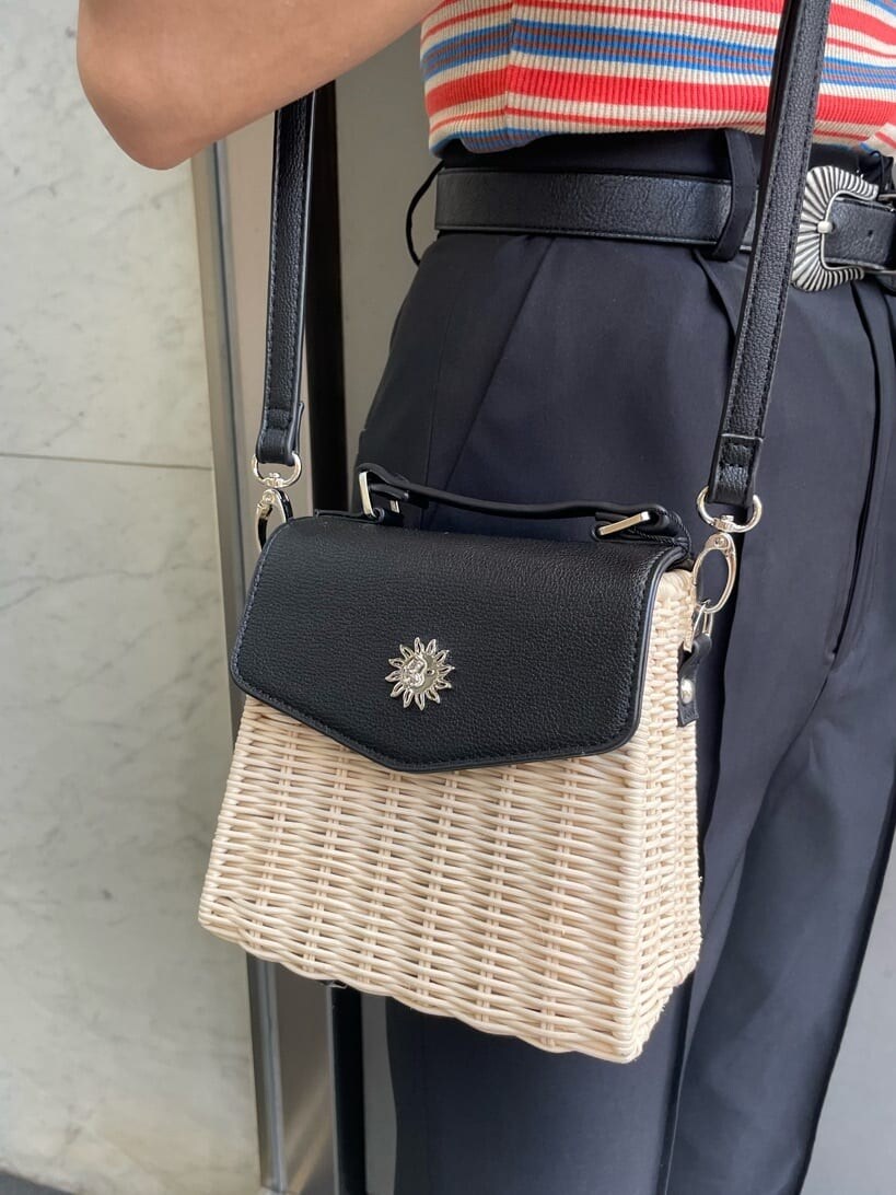 ブラック系のその他パンツ、オレンジ系のTシャツ/カットソー、ブラック系のショルダーバッグを着用したレディースの夏コーディネートの6枚目の写真