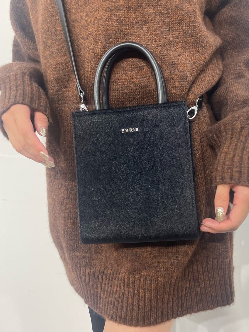 ブラウン系のワンピース、ブラック系のブーツ、ブラック系のショルダーバッグを着用したレディースの秋コーディネートの5枚目の写真