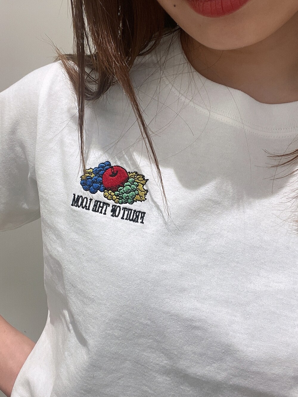 ホワイト系のTシャツ/カットソー、ブルー系のデニムパンツ、ブラック系のサンダルを着用したレディースの春コーディネートの3枚目の写真