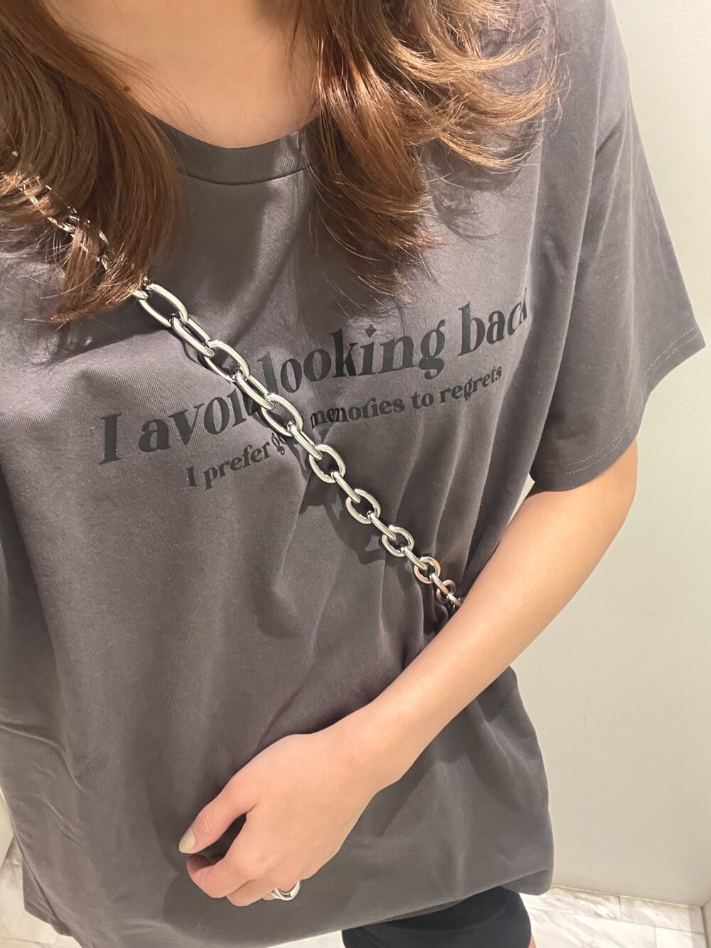 ブラック系のTシャツ/カットソー、ブラック系のショルダーバッグ、ブラック系のその他パンツを着用したレディースの春コーディネートの5枚目の写真