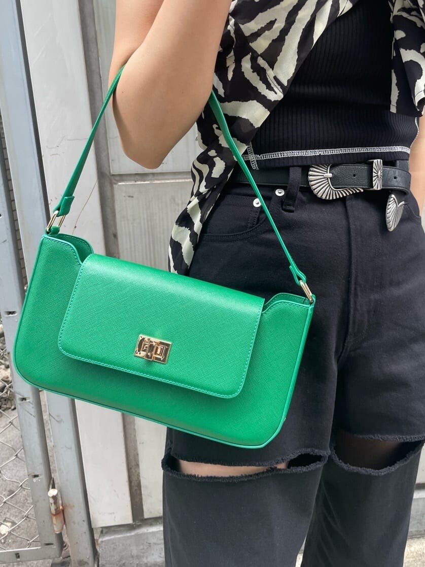 ブラック系のサンダル、その他のシャツ/ブラウス、グリーン系のショルダーバッグを着用したレディースの春コーディネートの6枚目の写真