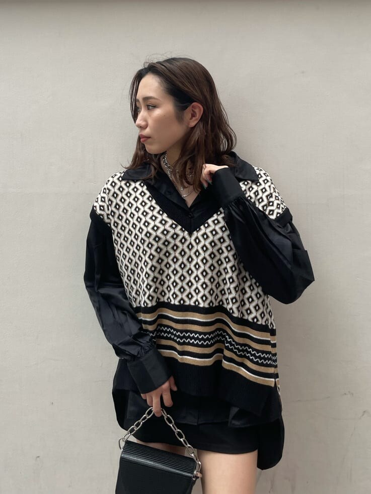 ブラック系のシャツ/ブラウス、ブラック系のブーツ、シルバー系のネックレスを着用したレディースの秋コーディネートの3枚目の写真