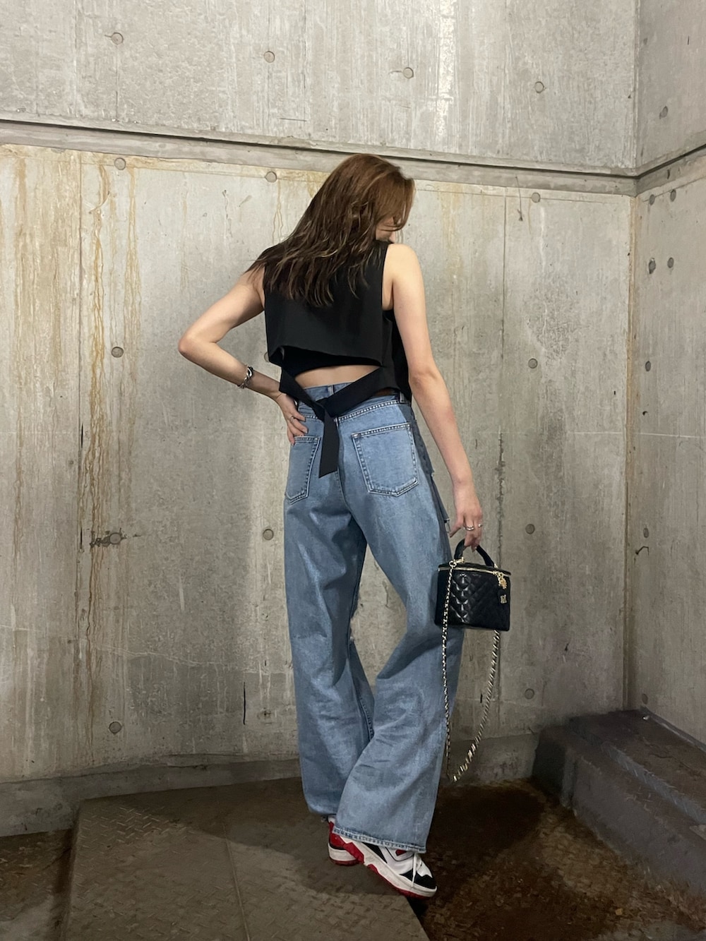 ブルー系のデニムパンツ、ブラック系のシャツ/ブラウスを着用したレディースの夏コーディネートの4枚目の写真