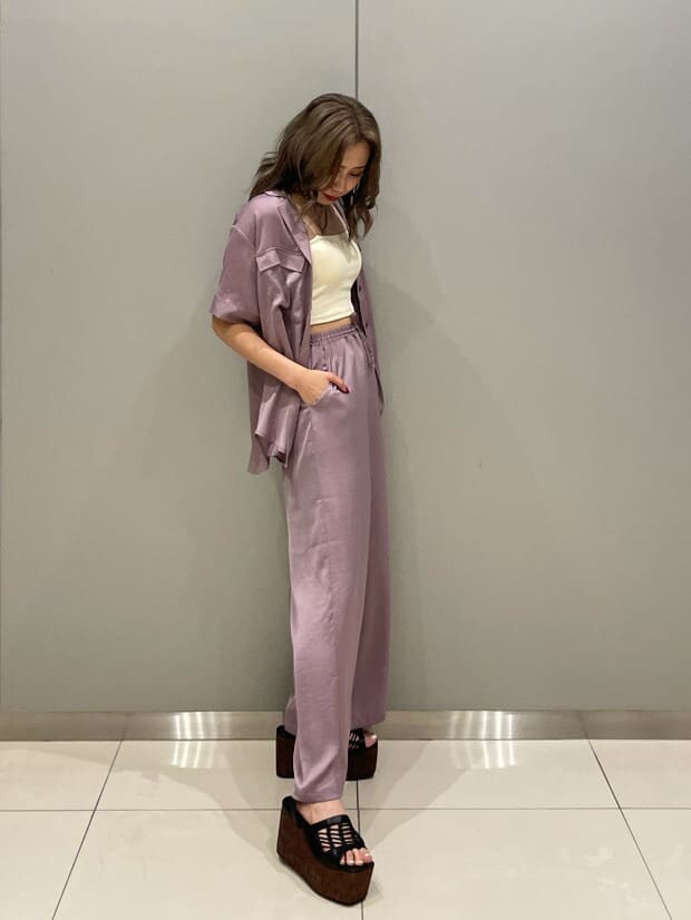 パープル系のシャツ/ブラウス、ブラック系のサンダル、パープル系のその他パンツを着用したレディースの夏コーディネートの6枚目の写真