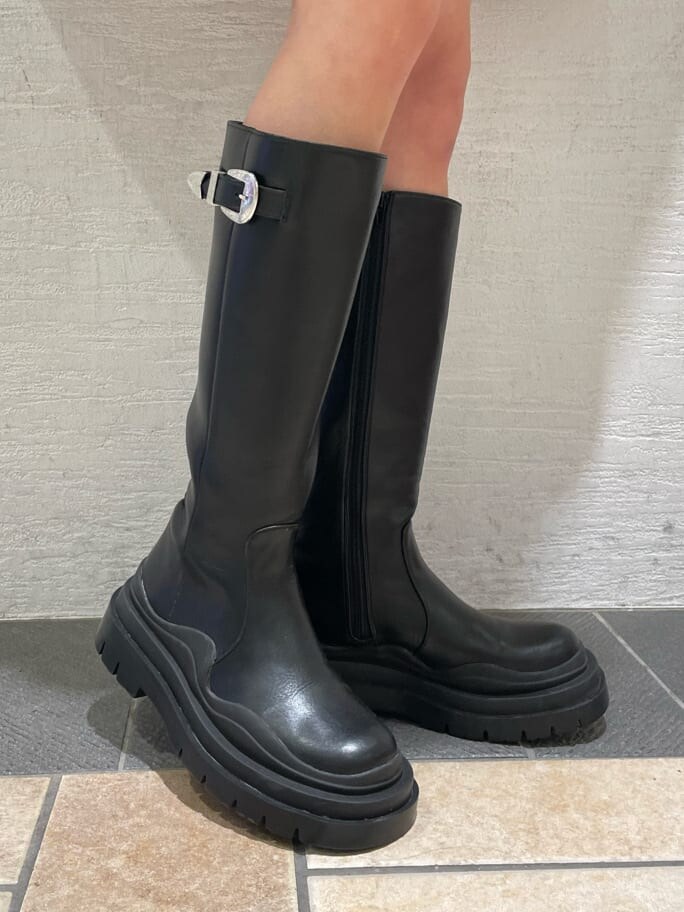 ブラック系のその他アウター、ブラック系のショルダーバッグ、ブラック系のスカートを着用したレディースの冬コーディネートの8枚目の写真