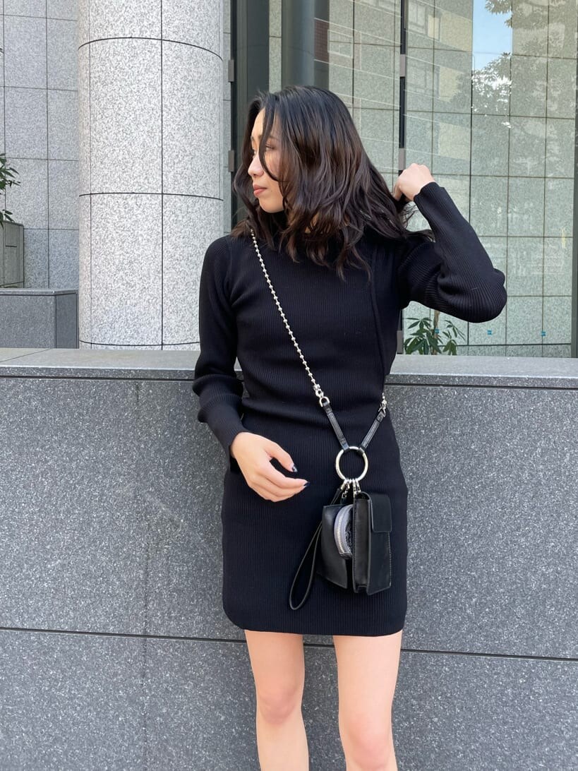 ベージュ系のその他アウター、ブラック系のハンドバッグ、ブラック系のブーツを着用したレディースの冬コーディネートの5枚目の写真