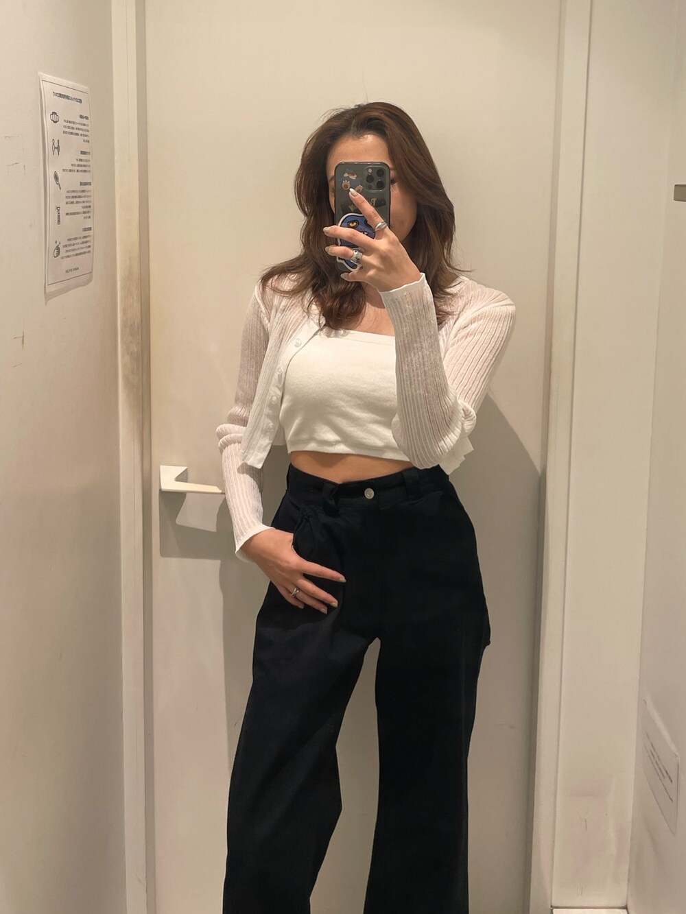 ブラック系のその他パンツ、ブラック系のブーツ、ホワイト系のカーディガン/ボレロを着用したレディースの春コーディネートの4枚目の写真