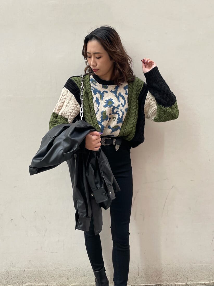 ブラック系のテーラードジャケット、ブラック系のショルダーバッグ、ブラック系のブーツを着用したレディースの冬コーディネートの2枚目の写真