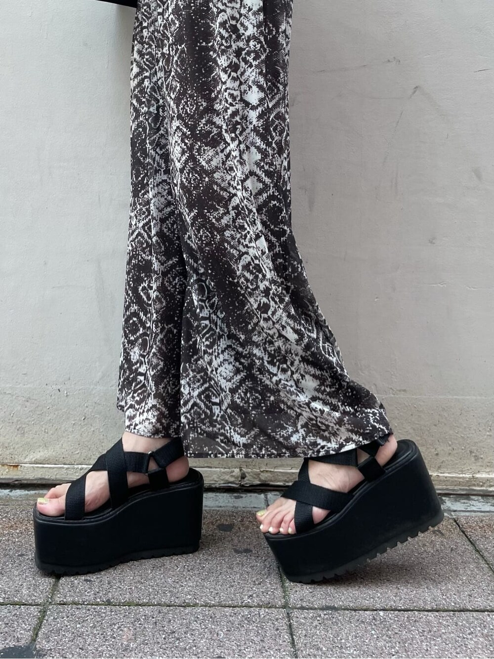 ブラック系のサンダル、その他のスラックスを着用したレディースの夏コーディネートの9枚目の写真