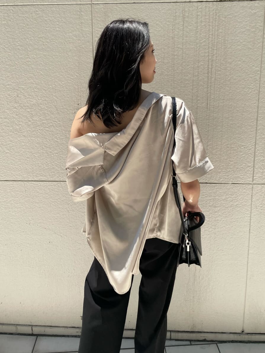 ブラック系のサンダル、ブラック系のつなぎ/オールインワン、ベージュ系のシャツ/ブラウスを着用したレディースの夏コーディネートの9枚目の写真