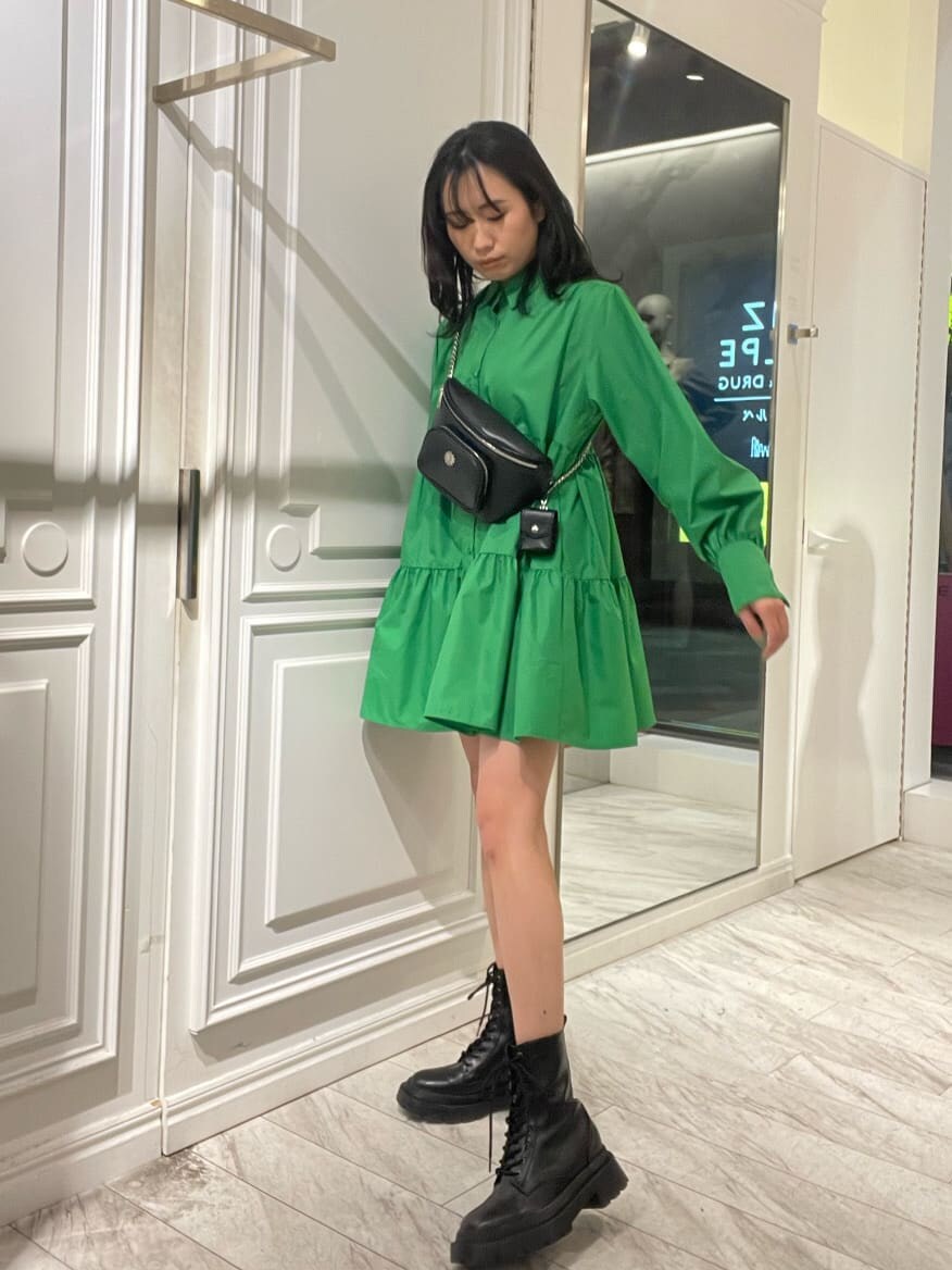 ブラック系のブーツ、グリーン系のシャツワンピース、ブラック系のボディバッグ/ウエストポーチを着用したレディースの冬コーディネートの7枚目の写真