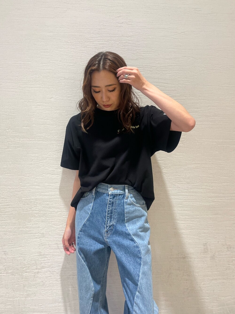 ブラック系のTシャツ/カットソー、ブルー系のデニムパンツを着用したレディースの夏コーディネートの2枚目の写真