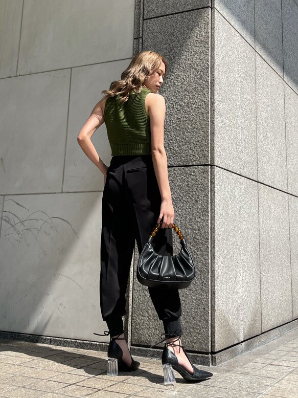 ブラック系のパンプス、ブラック系のその他パンツ、ブラック系のハンドバッグを着用したレディースの春コーディネートの2枚目の写真