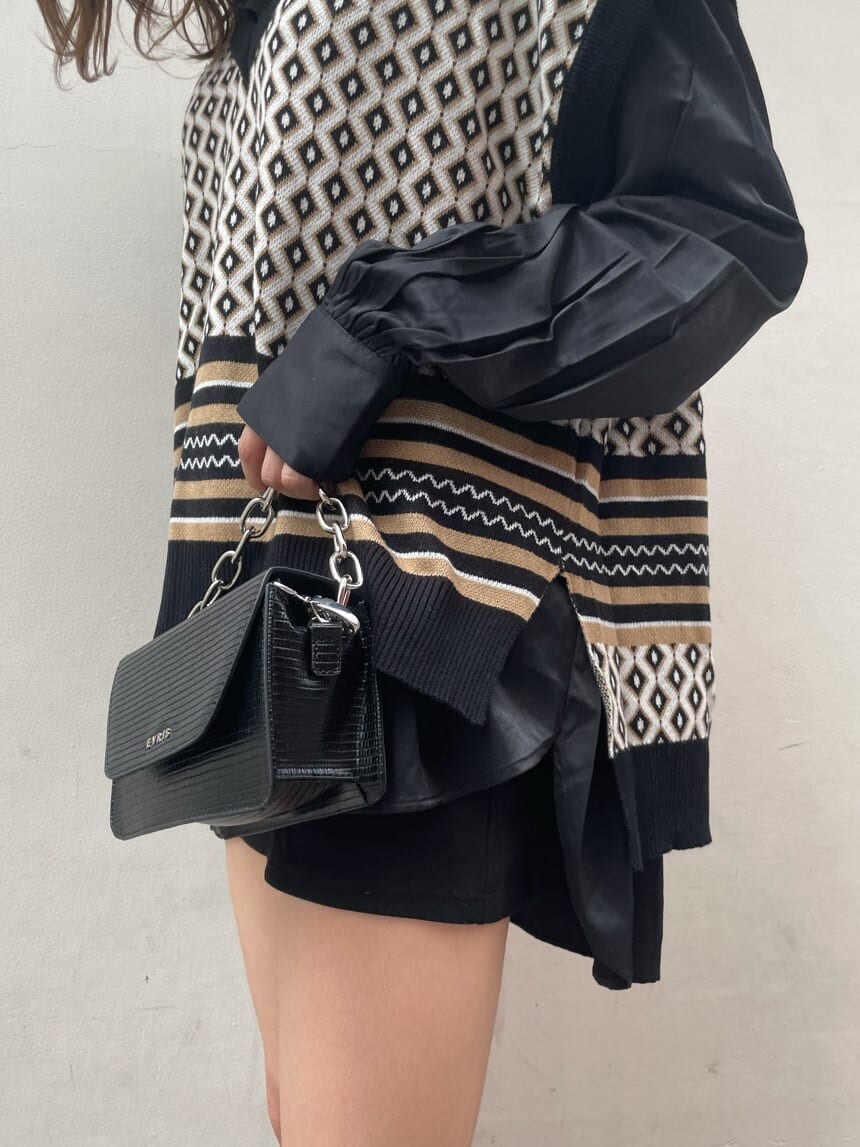 ブラック系のシャツ/ブラウス、ブラック系のブーツ、シルバー系のネックレスを着用したレディースの秋コーディネートの4枚目の写真