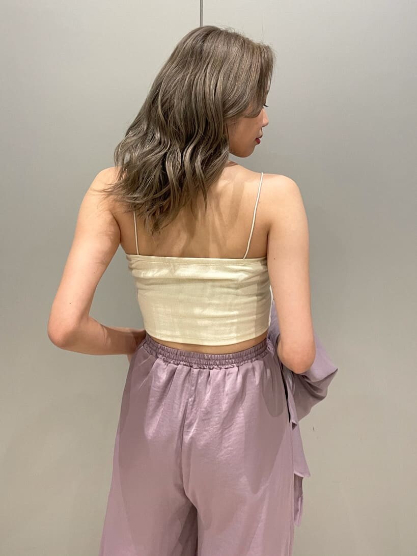 パープル系のシャツ/ブラウス、ブラック系のサンダル、パープル系のその他パンツを着用したレディースの夏コーディネートの4枚目の写真